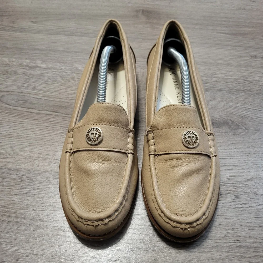 Anne Klein iFlex Tan‎ Flat Loafers Lion Logo Medallion Slip On Shoes size 8.5